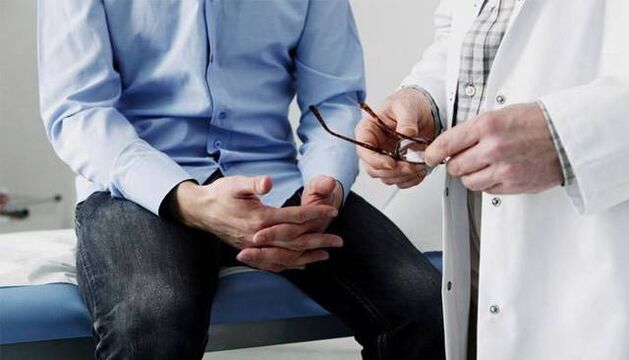 den Dokter gëtt Empfeelunge fir de Patient mat Prostatitis